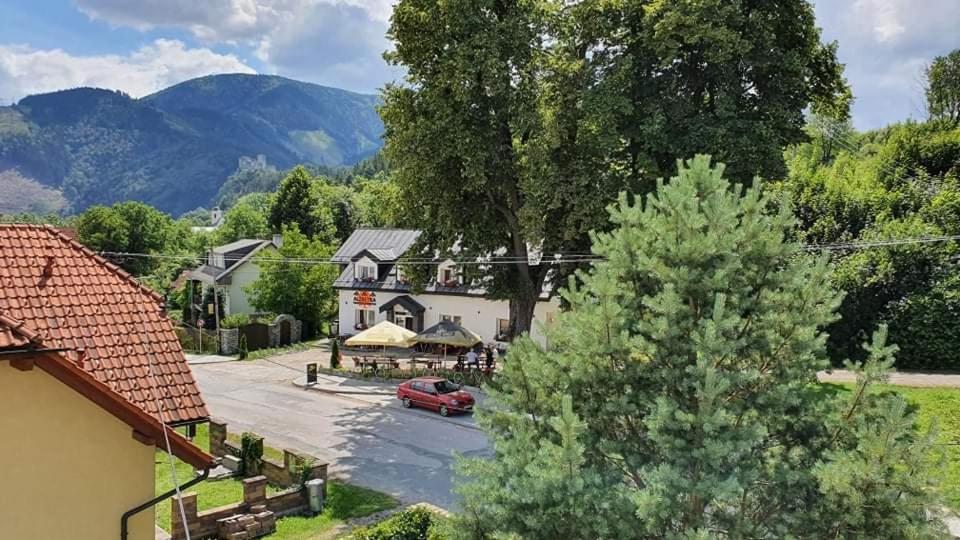Pizzeria Alzbetka Hotel Strecno Exterior photo