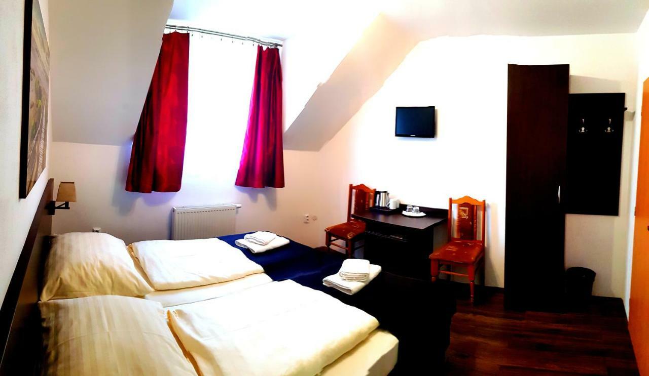 Pizzeria Alzbetka Hotel Strecno Exterior photo